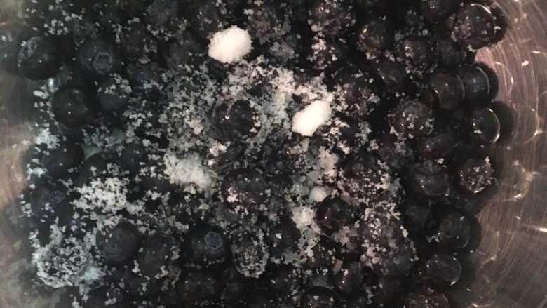 自制蓝莓酱,蓝莓上铺一层白砂糖,将蓝莓全部倒入