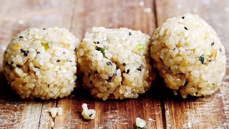 黑胡椒糯米团子🍡,等米饭稍微凉后,将米饭团成团下锅煎,煎到底部焦黄即可拿出。