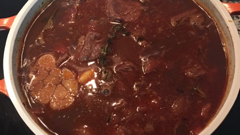 紅酒燉牛肉(一鍋到底),大火煮滾後,