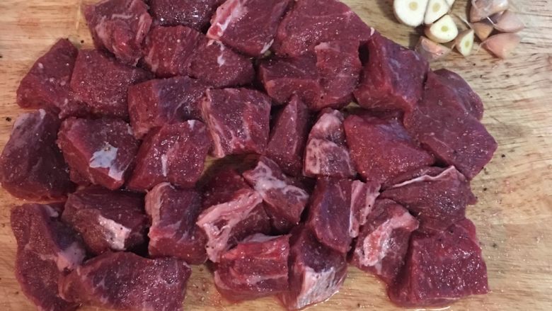 紅酒燉牛肉(一鍋到底),用鹽和<a style='color:red;display:inline-block;' href='/shicai/ 134340'>黑胡椒粉</a>均勻撒在牛肉上,為牛肉調味。