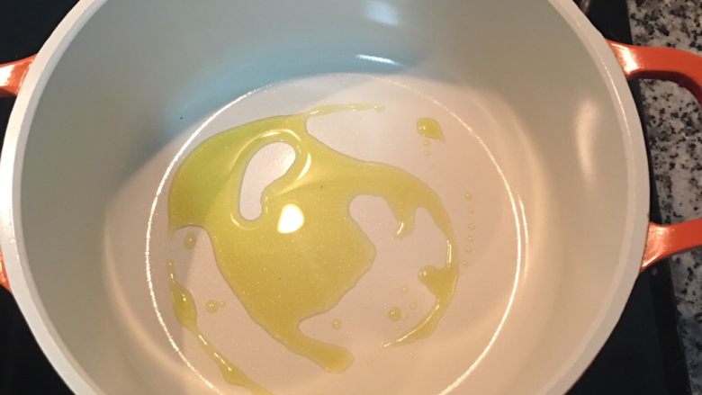紅酒燉牛肉(一鍋到底),燉鍋中放適量橄欖油燒熱後,