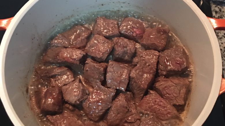 紅酒燉牛肉(一鍋到底),將牛肉煎到4面上色,