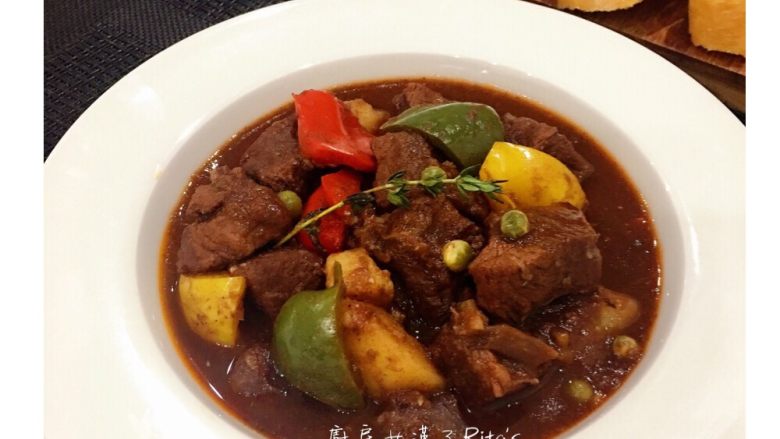 紅酒燉牛肉(一鍋到底),沾面包、拌面或配饭都很对味!