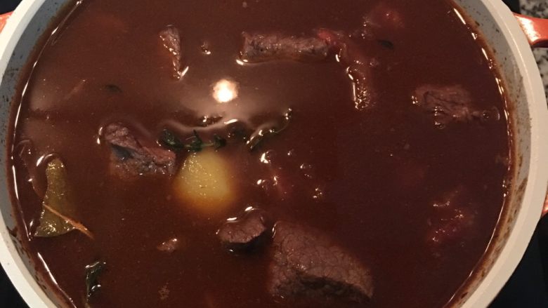 紅酒燉牛肉(一鍋到底),倒入能淹過所有料的高湯,