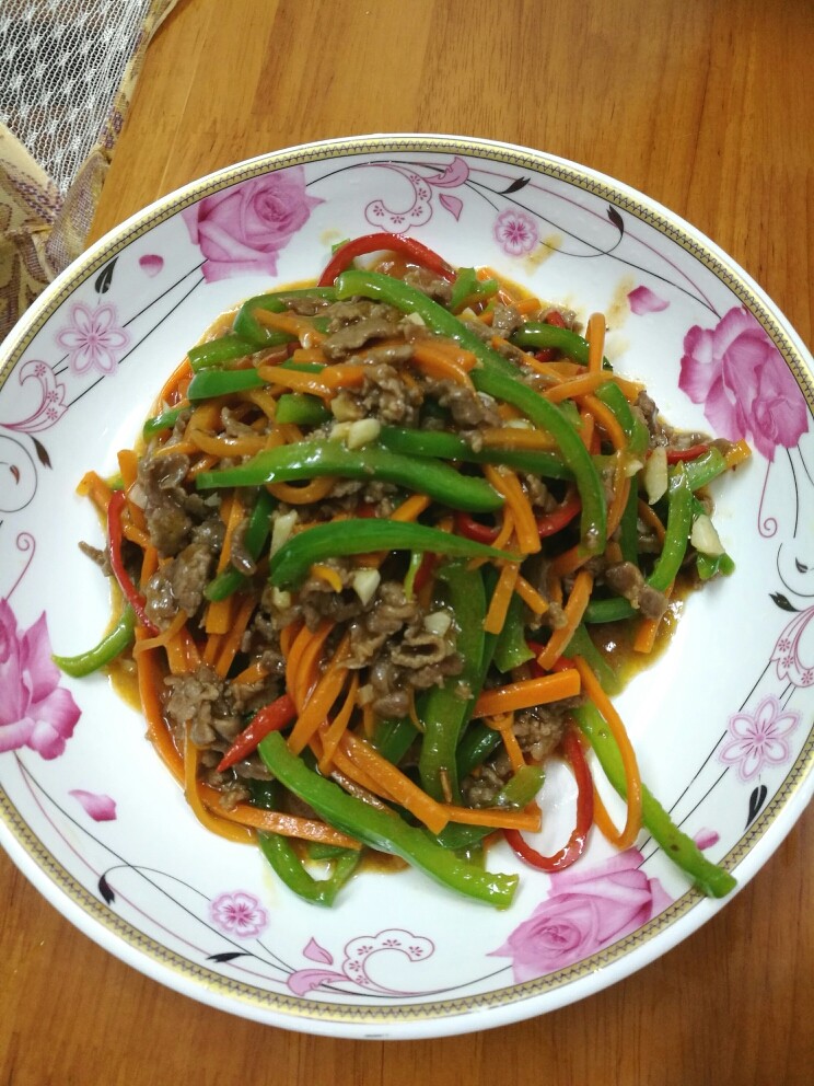 意大利面,炒好的牛肉加入备好的时蔬翻炒均匀