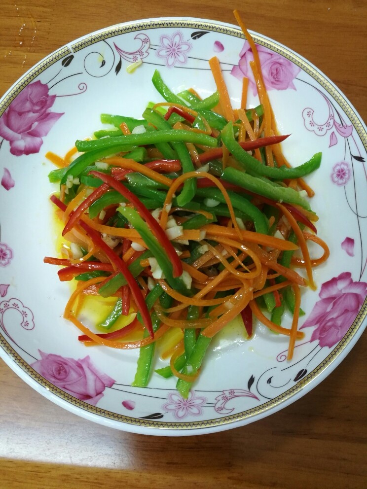 意大利面,将炒好的蔬菜装盘备用,(如果出锅的时候油太多记得要把油沥干,不然吃的时候可能会有些油腻)