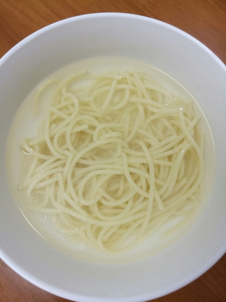 意大利面,将煮好的意大利面过凉水备用