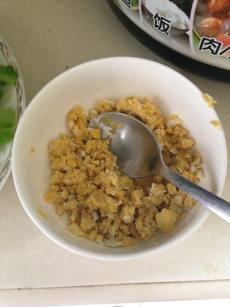 咸蛋黄炒苦瓜,鸭蛋黄碾碎