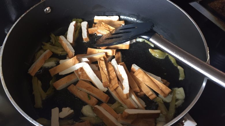 青椒炒香干,再放入香干,翻炒;