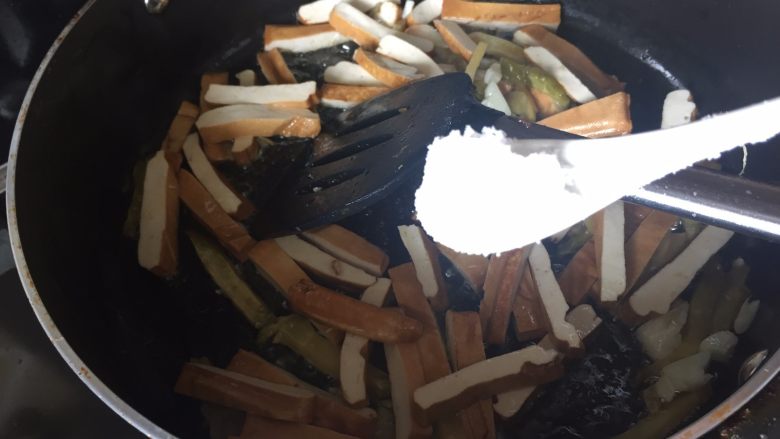 青椒炒香干,调入少许的盐,盐不要太多,因为榨菜已经带咸味的;
