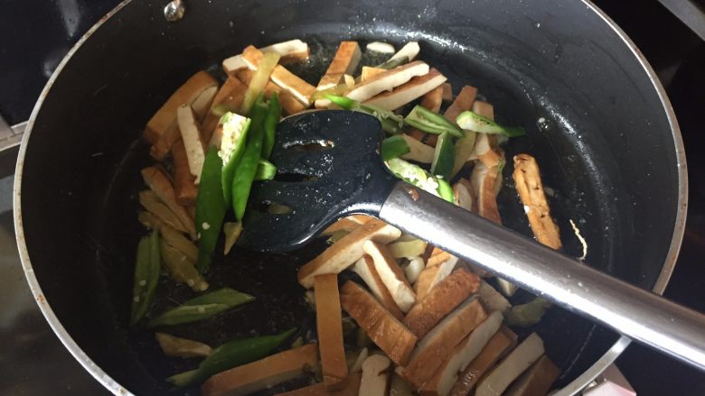 青椒炒香干,再放入青椒,翻炒;