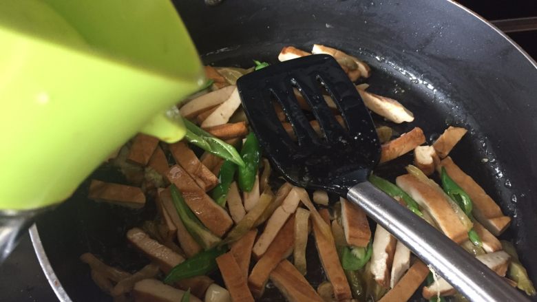 青椒炒香干,调入味极鲜,翻炒,就可以出锅了;