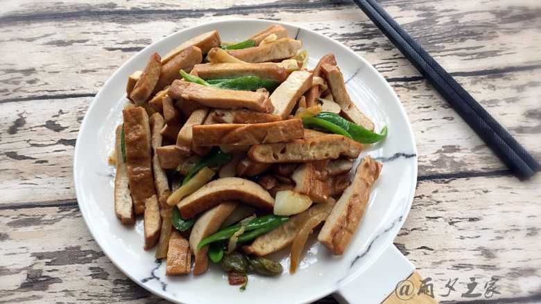 青椒炒香干,一盘,下饭的菜就可以开吃了!