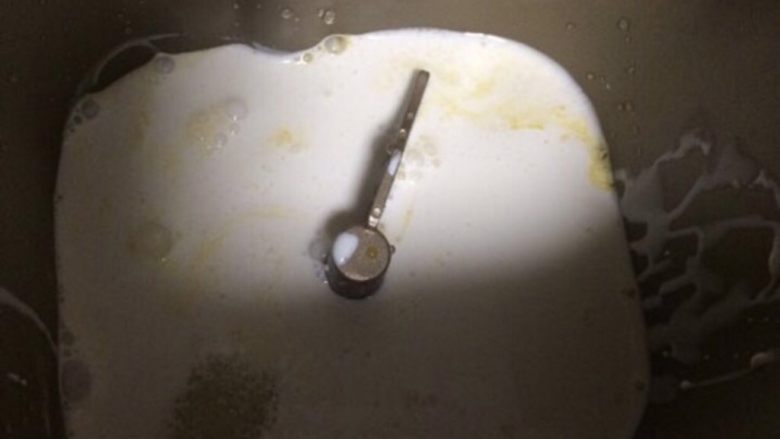 咸蛋黄豆沙面包 #面团的发酵之旅#,依次在面包机内倒入2/3打散的鸡蛋液、150ml牛奶，然后在面包机的2个对角分别加入0.5小勺盐和6小勺<a style='color:red;display:inline-block;' href='/shicai/ 3729'>白糖</a>；