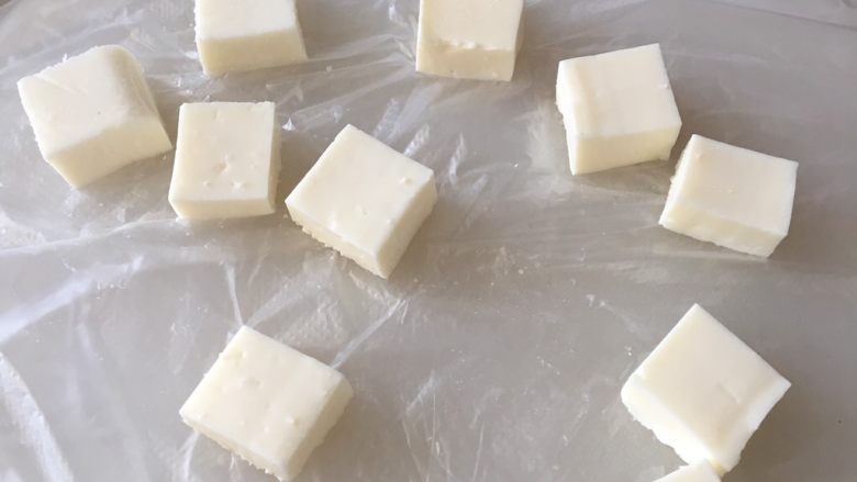椰丝牛奶小方,再依次切成小方块