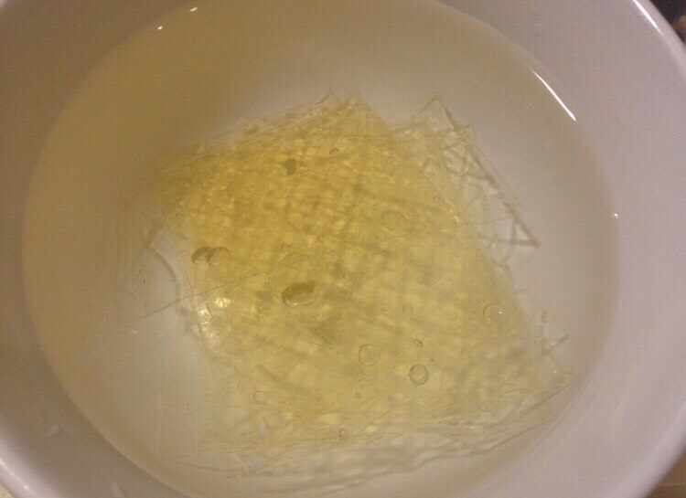 椰丝牛奶小方,把泡软的吉利丁片沥干水分,隔水加热至融化