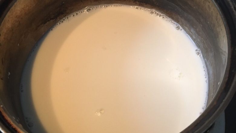 椰丝牛奶小方,依次倒入白砂糖,少量炼乳,椰子粉,牛奶,淡奶油,小火加热至白砂糖融化。