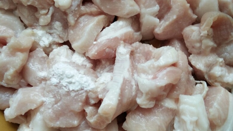 烤箱烤肉串(炒鸡好吃),把肉切小块,洗净沥干,倒入一只鸡蛋清或2勺淀粉,目的是为了锁住水分,搅拌均匀
