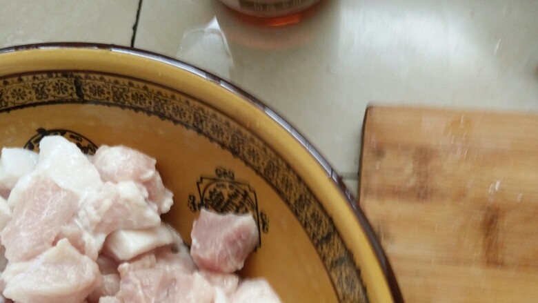 烤箱烤肉串(炒鸡好吃),倒入一大勺<a style='color:red;display:inline-block;' href='/shicai/ 718'>料酒</a>