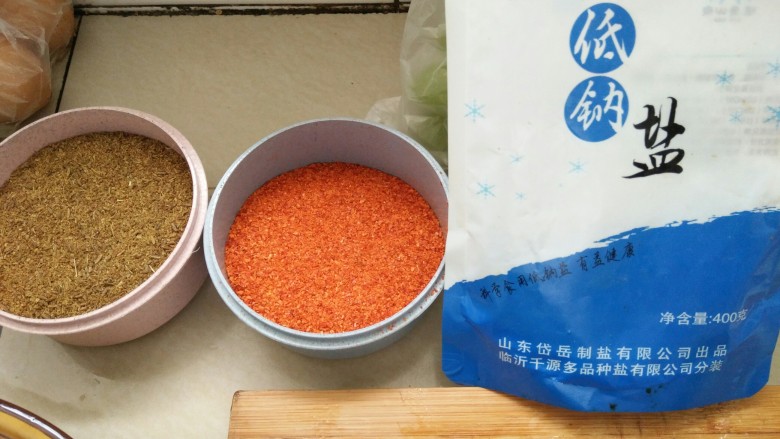 烤箱烤肉串(炒鸡好吃),倒入烧烤料,我倒入的是两大勺孜然,一小勺辣椒,一小勺盐,两勺味极鲜,