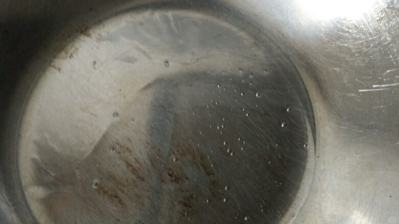 烤箱烤肉串(炒鸡好吃),锅中倒一勺油,然后放入一些花椒,一个八角,油开后关火,把花椒八角捞出后,把油倒入肉中搅拌均匀,