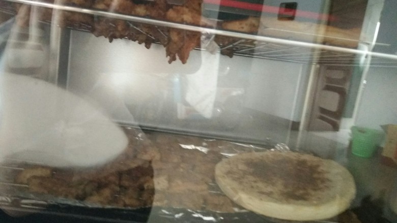 烤箱烤肉串(炒鸡好吃),放入烤箱,上下管调到各180°,二十分钟后再翻一下,烤10分钟就可以吃了!我切的肉比较厚,薄的话儿,烤二十分钟就可以吃了,翻不翻都可以,看个人喽😂
