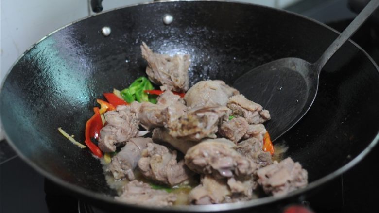 最适合夏天的下酒菜——香辣沙锅鸭,将鸭肉块倒进去稍微翻炒几下,下入盐,翻炒均匀即可