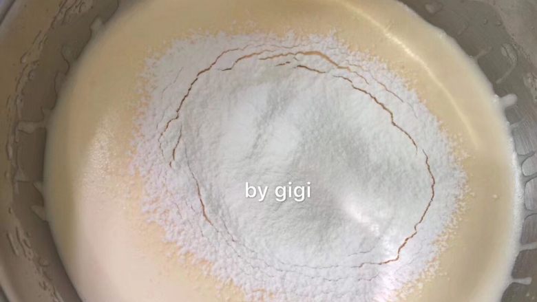 Tiffany藍杯子蛋糕,將低筋麵粉再次從高處過篩入蛋糊