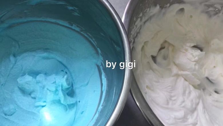 Tiffany藍杯子蛋糕,鮮奶油+砂糖打發至8分 將鮮奶油分兩半 另一份加入色素 先將白色那份繼續打發至堅挺 加入色素那份用低速攪拌均勻即可(這步因為有1份奶油需要加入色素 然而色素與奶油結合會使奶油老化出現粗糙 所以要打至8分的時候加入色素)