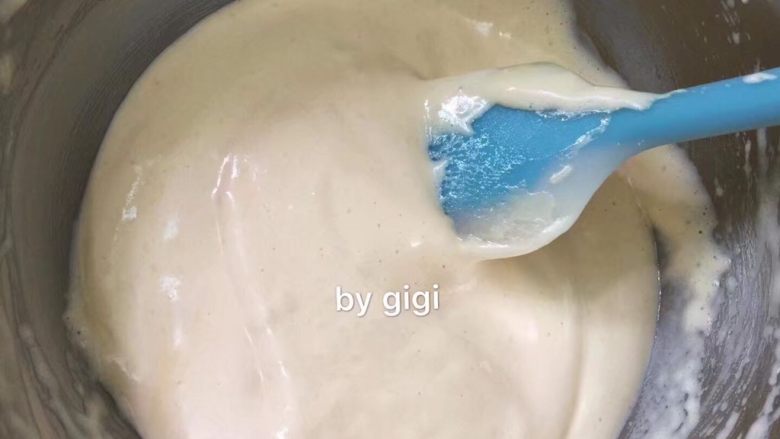 Tiffany藍杯子蛋糕,*馬上開始翻拌 這裡翻拌手法非常重要:用刮刀以划'の' 字方式翻拌 一邊翻 另一只手以相反方向轉動蛋盆 將麵粉混合均勻 這步一定要將麵粉混合均勻 且動作要快 混合好的麵糊不能是稀的!否則說明已經消泡 口感會很受影響!