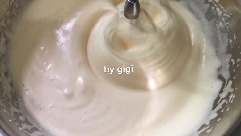Tiffany藍杯子蛋糕,*離開熱水盆 轉高速打發 打發至顏色明顯變白 而且體積膨脹