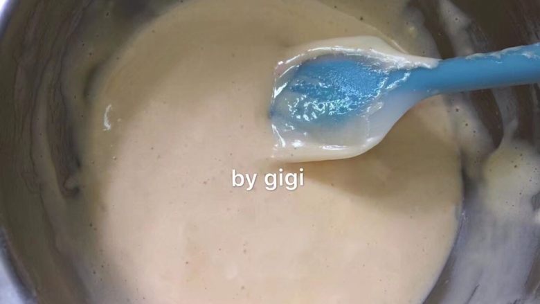 Tiffany藍杯子蛋糕,再倒回原來麵糊中 以同樣划'の' 字方式翻拌均勻(這步要混合均勻 不然黃油會沉底 烤好的蛋糕中間或底部會有分層的現象)