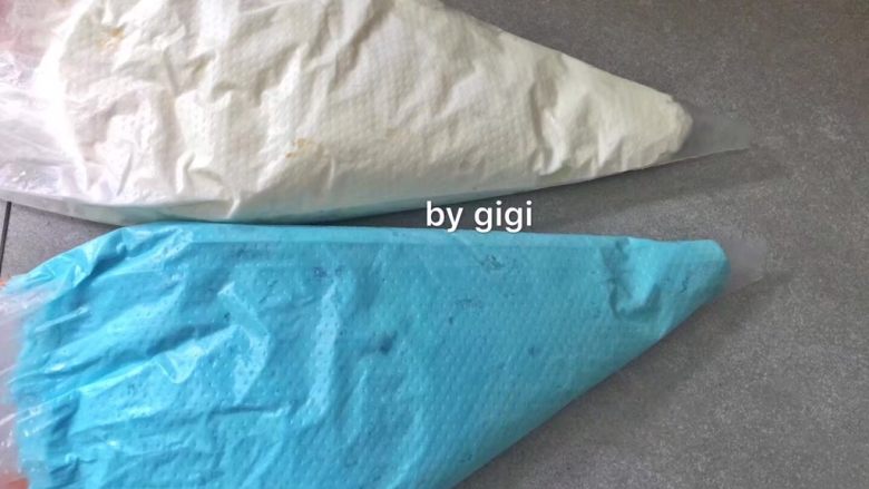 Tiffany藍杯子蛋糕,準備兩個裱花袋 分別裝入兩種奶油 稍微壓扁 再把口剪掉