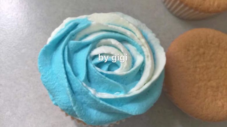 Tiffany藍杯子蛋糕,直接在涼卻的蛋糕上擠出你喜歡的花