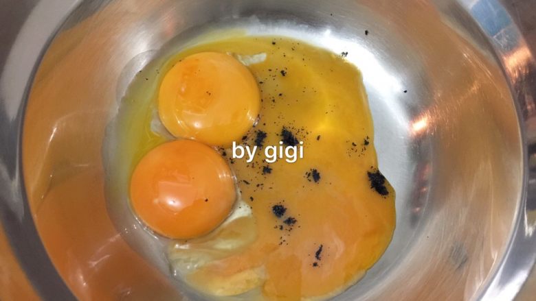 法式草莓卡士達千層酥,制作卡士達奶油醬:蛋黃放入盆內 香草豆莢切開取出香草籽加入蛋黃內(這步的豆莢枝不要扔 留下備用)