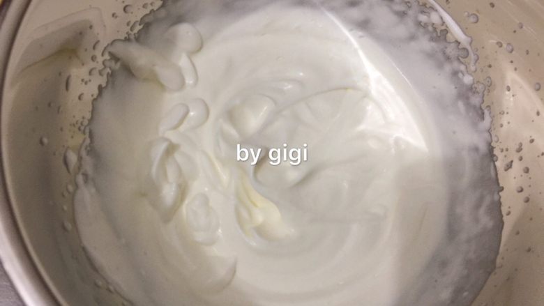 法式草莓卡士達千層酥,鮮奶油+10g砂糖打發至8分