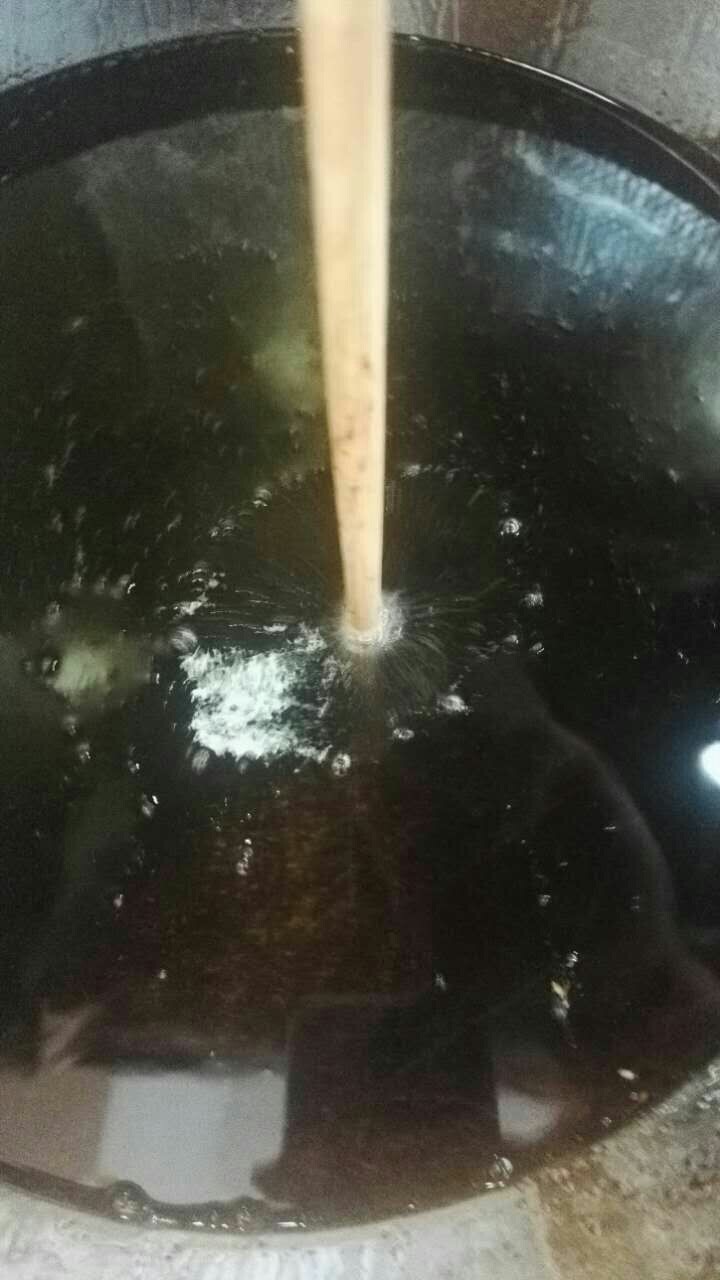 风味茄子,锅加油,烧到下筷子冒泡,下入裹好粉的茄子炸制