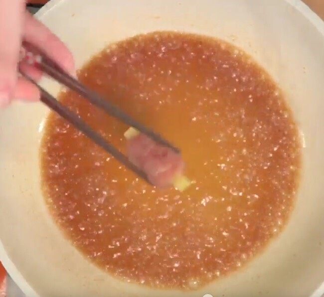 培根土豆卷,大火烧开后,把炸好的食物放入,煮到表面裹满了酱汁即可