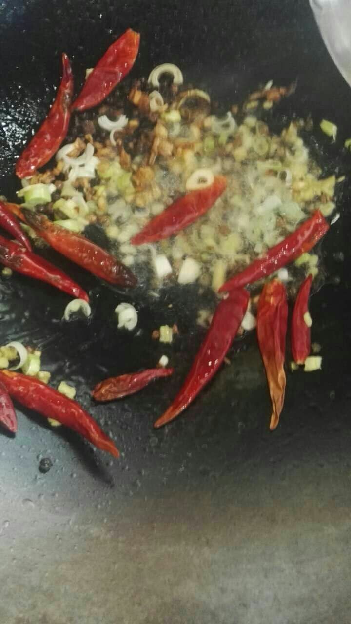 风味茄子,锅中留少许油,依次下入姜末,麻椒,姜末麻椒炒一会,再下葱花,干辣椒,这里不加蒜片哦