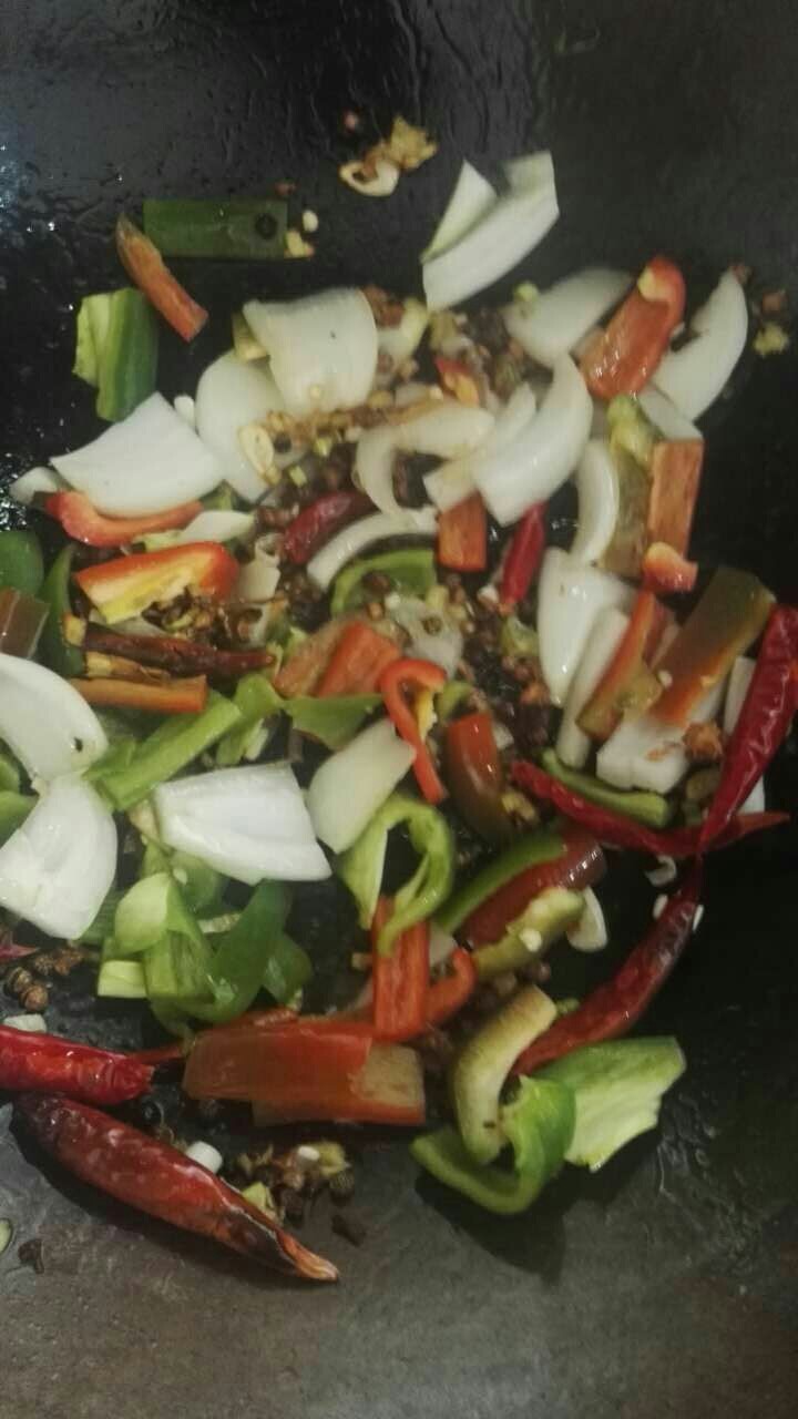风味茄子,爆香姜末麻椒干辣椒葱花,后下入青红椒,洋葱,略炒