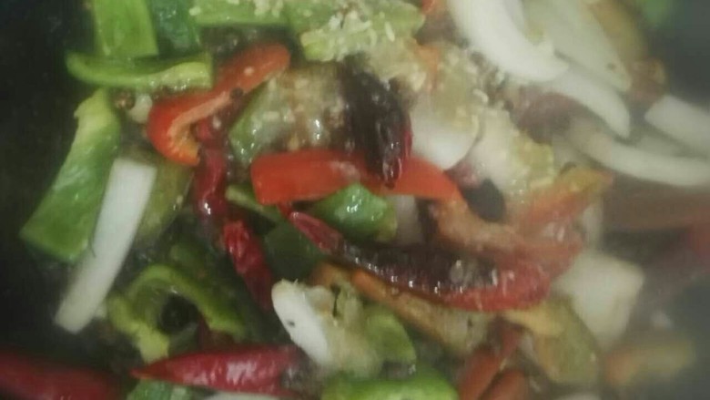 风味茄子,青红椒,洋葱炒半分多钟,加调料,糖,盐,<a style='color:red;display:inline-block;' href='/shicai/ 756'>鸡精</a>,味极鲜,醋,半手勺水,略烧