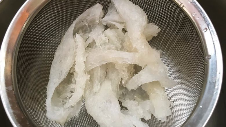 燕窝汤,这个燕窝是如此干净,我们需要做的只是一夜之间浸泡,排水