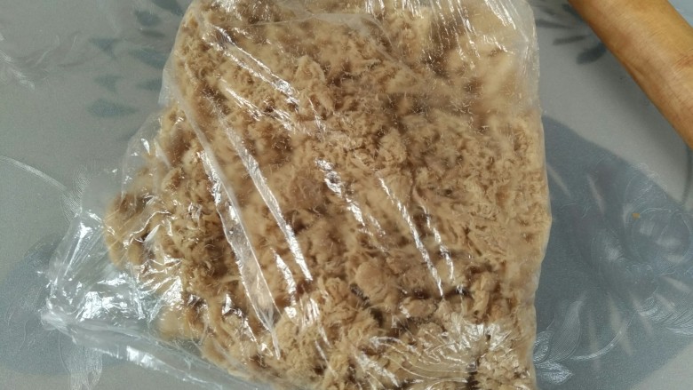 宝宝肉松,装入一次性袋子用擀面杖,擀碎
