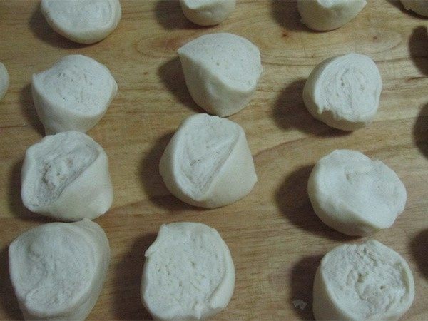酥脆麻花,将饧好的面粉搓成长条,再揪成大小相等的剂子;