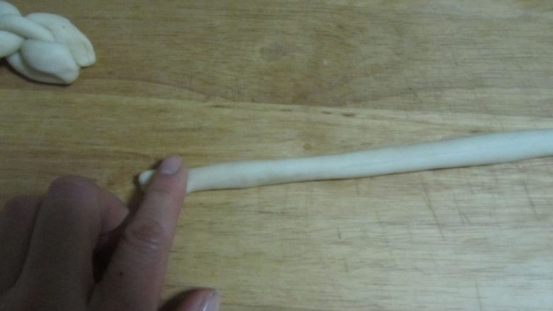酥脆麻花,将饧好的拇指粗的长条再搓成细长条,在搓的时候注意左右手向相反的方向搓;(你也可以搓好长条后按住一端,将一端向一个方向滚动);