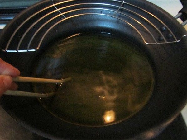 酥脆麻花,将锅中油烧热, 用筷子不停的搅动油锅, 这样油的温度会上升的快一些;
