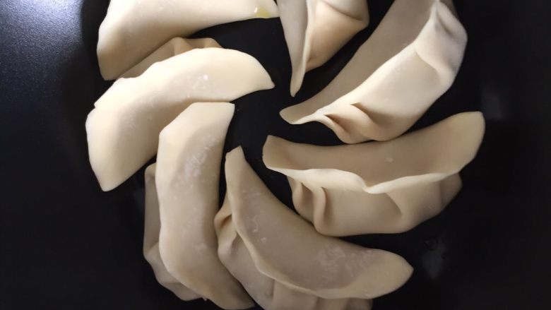 牛肉胡罗卜锅贴
,摆放包好的饺子,饺子之间留一点空隙