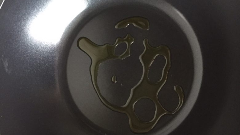 牛肉胡罗卜锅贴
,开小火,平底炒锅(最好是不粘锅)中滴入几滴色拉油)