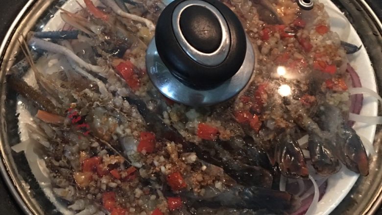 蒜蒸大頭蝦寬粉,入蒸鍋中火蒸15分鐘後關火燜3分鐘,