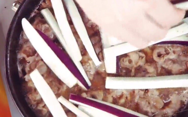 日式牛肉烧茄子,煮到<a style='color:red;display:inline-block;' href='/shicai/ 226'>肥牛</a>不带红肉时加入茄子焖一下